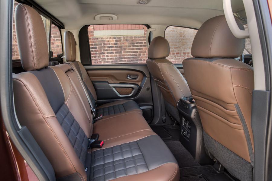 Интерьер Nissan Titan Platinum Reserve Crew Cab 2016 года  (фото 16 из 17)